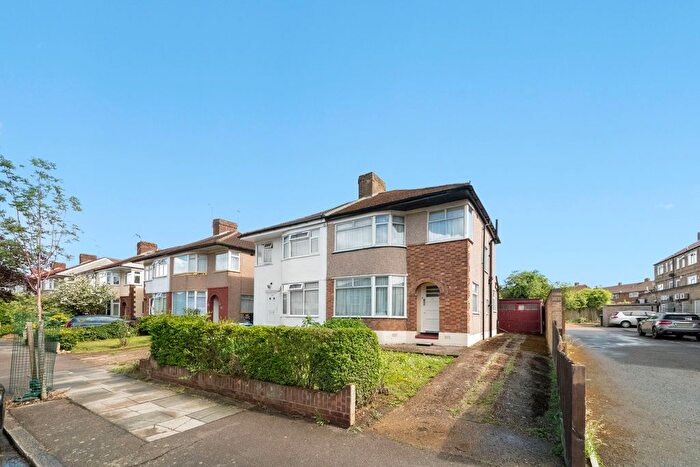3 Bedroom Semi Detached House For Sale In The Heights, Northolt, UB5