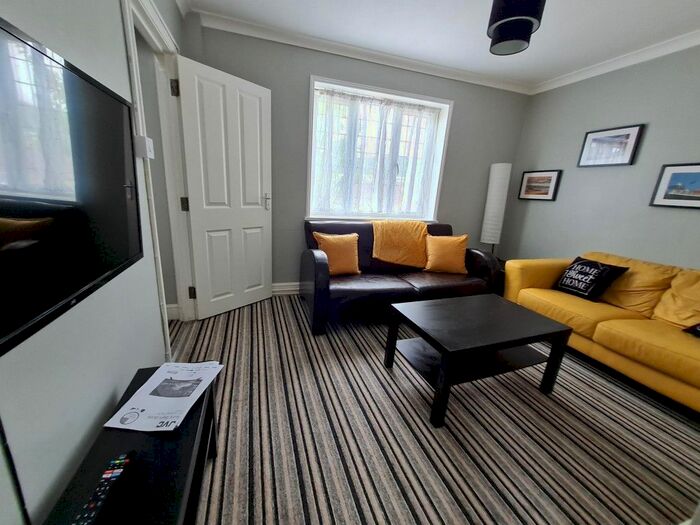 5 Bedroom Semi-Detached House To Rent In Hillside, Brighton BN2