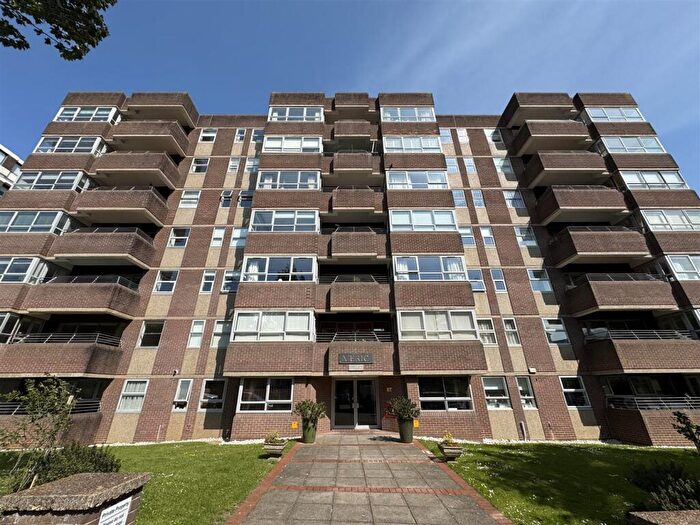 2 Bedroom Flat To Rent In Eaton Gardens, Hove, BN3