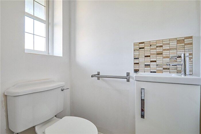 4 Bedroom Detached House For Sale In Oakleigh View, West Lane, Baildon, BD17