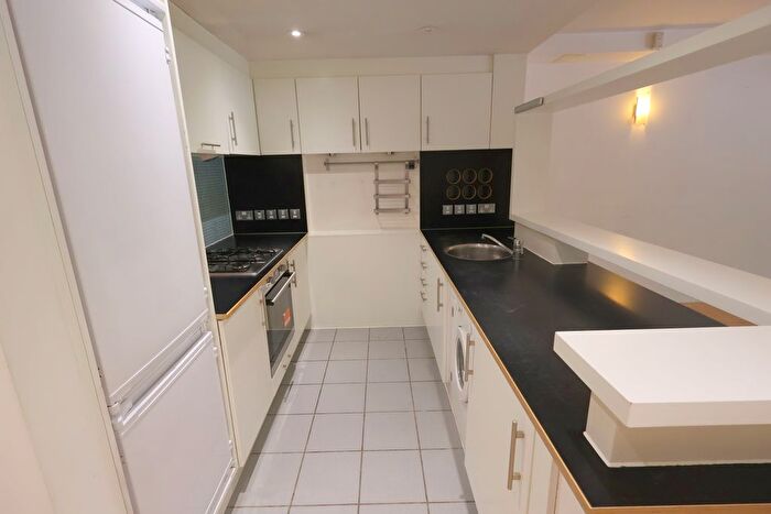 3 Bedroom Flat To Rent In Mile End Road, London, E1