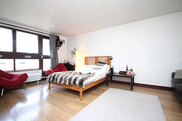 2 Bedroom Flat To Rent In Julian Court, Camden Road, Camden Town, NW1