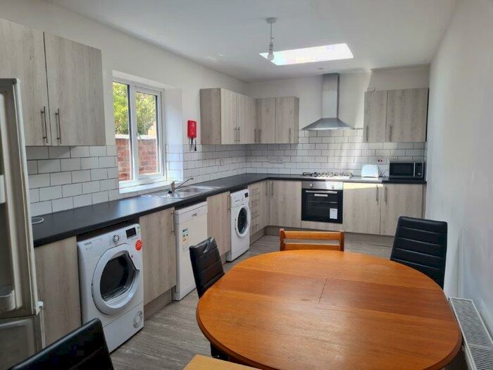 5 Bedroom House Of Multiple Occupation To Rent In Cawdor Road, Manchester, Greater Manchester, M14