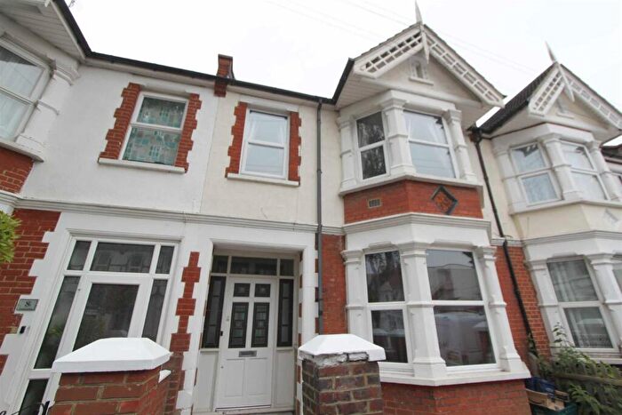 2 Bedroom Flat To Rent In Beedell Avenue, Westcliff On Sea, SS0
