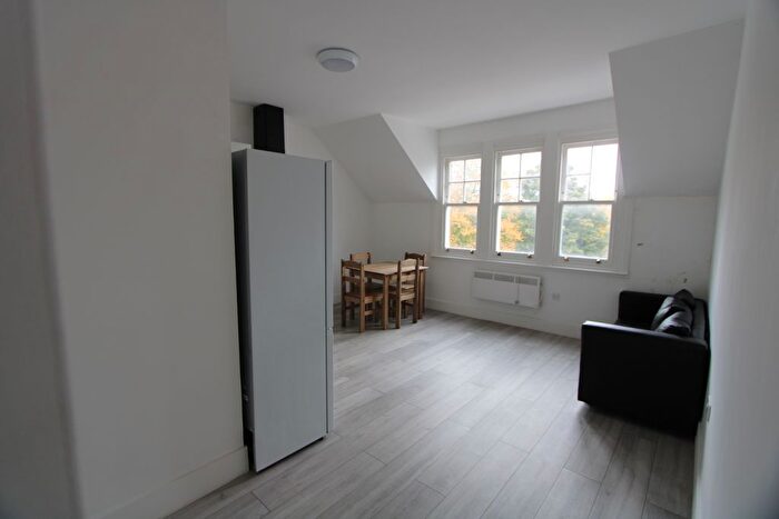 4 Bedroom Flat To Rent In Nightingale Lane, Wandsworth, SW12