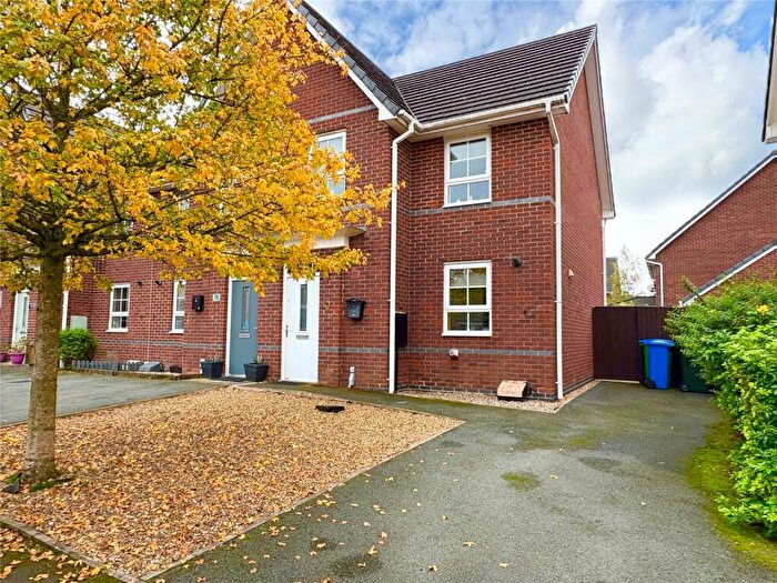 3 Bedroom Town House For Sale In Omrod Road, Heywood, Greater Manchester, OL10