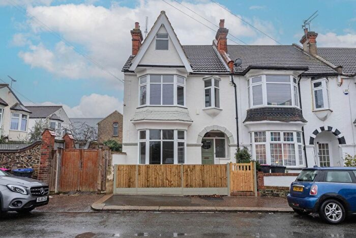 5 Bedroom Terraced House For Sale In Oakleigh Park Drive, Leigh-On-Sea, SS9