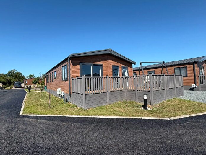 3 Bedroom Mobile/park Home For Sale In Back Road, Newton On Derwent, York, YO41