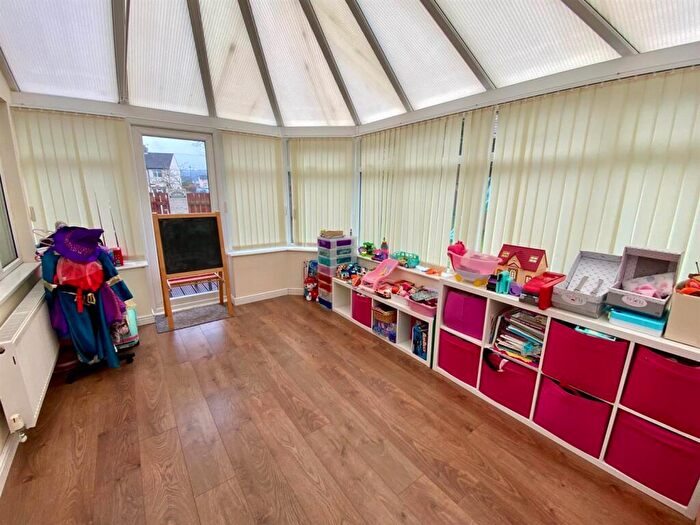 4 Bedroom Detached House For Sale In Briarfield Gardens, Huddersfield, HD5