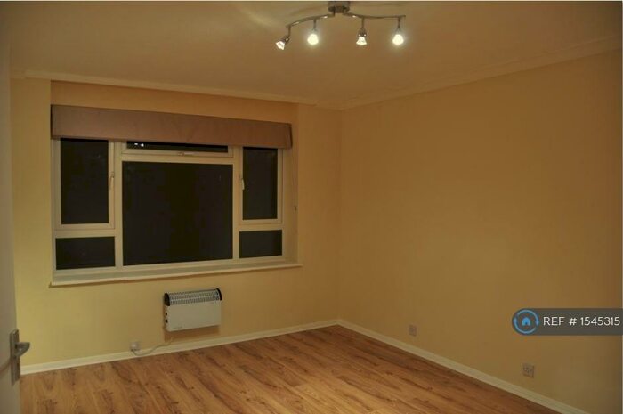 1 Bedroom Flat To Rent In Palm Court, London, N22