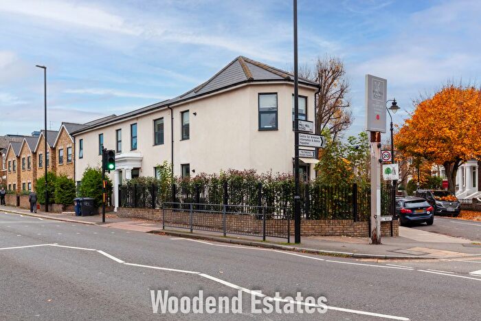 2 Bedroom Flat For Sale In Gunnersbury Lane, Acton, W3