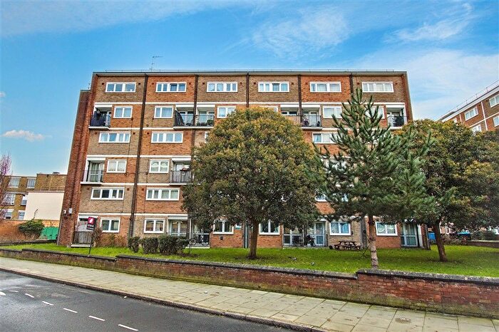 3 Bedroom Maisonette For Sale In St. Saviours Estate, London, SE1