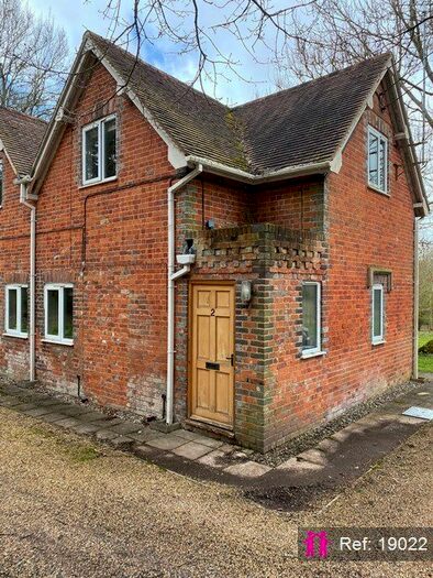 Terraced House To Rent In Shawdene, Donnington, Newbury, RG14
