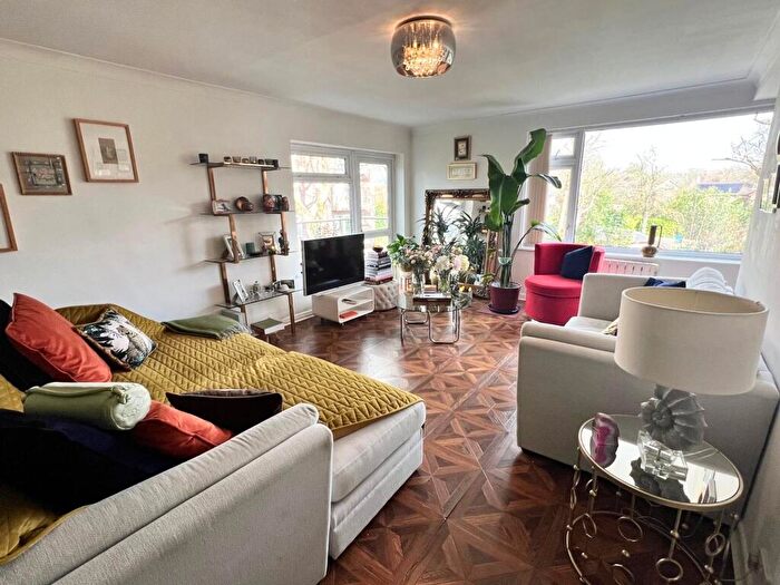 3 Bedroom Apartment For Sale In Chatsworth Road, Worsley, M28