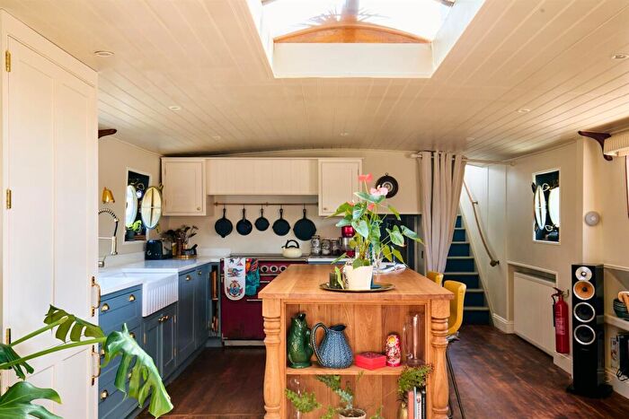 4 Bedroom House Boat To Rent In Clove Hitch Quay, Battersea, SW11