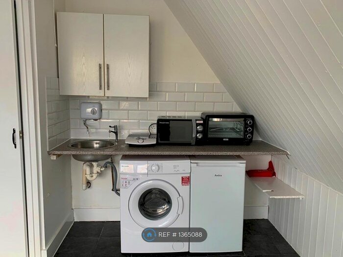 Studio To Rent In Cassio Road, Watford, WD18