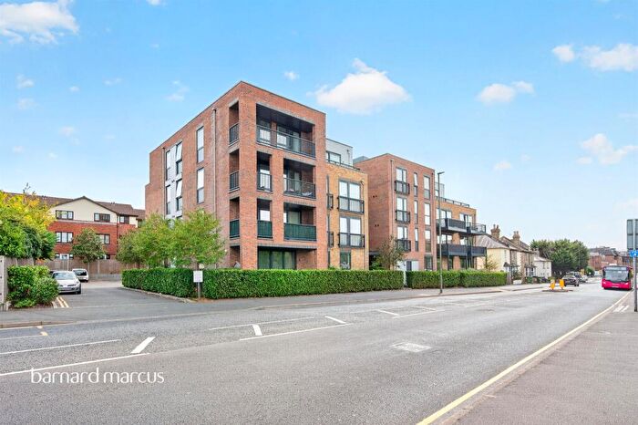 2 Bedroom Flat For Sale In East Street, Epsom, KT17