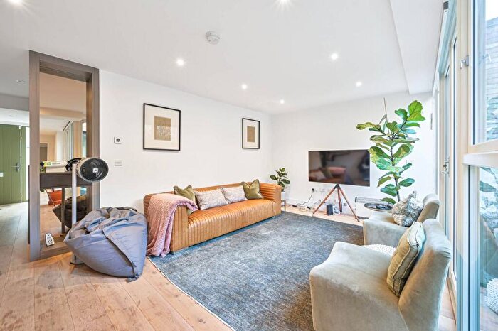 2 Bedroom Flat For Sale In Edgewood Mews, Finchley Central, London, N3