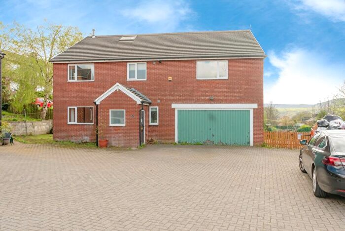 4 Bedroom Detached House For Sale In Cedar Close, Todmorden, West Yorkshire, OL14