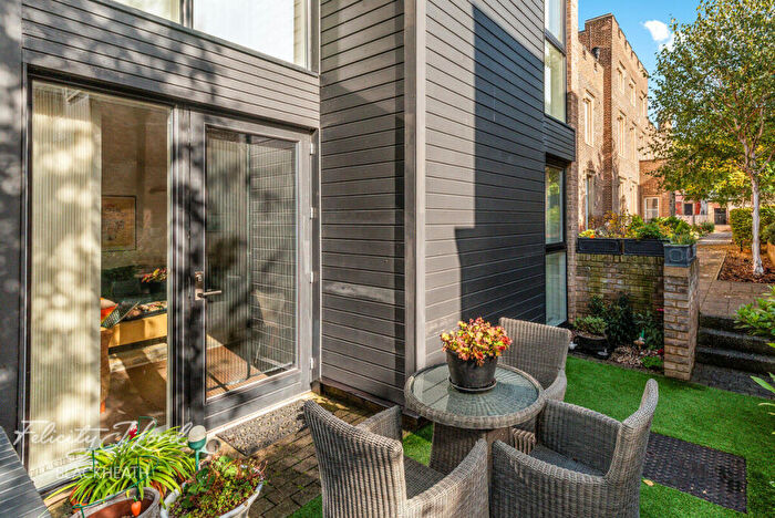 2 Bedroom End Of Terrace House For Sale In Parade Ground Path, London, SE18