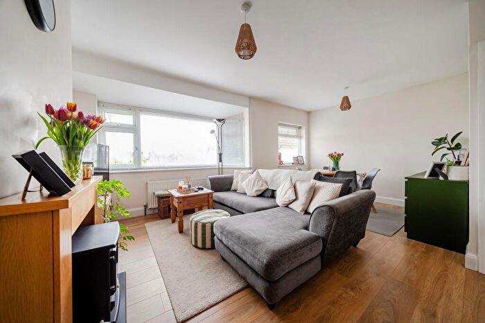 2 Bedroom Flat For Sale In Greynville Close, Rose Green, PO21