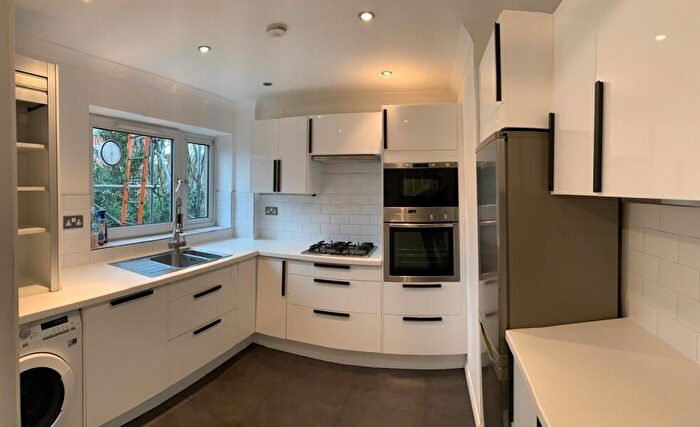 2 Bedroom Apartment To Rent In Maple Road, Surbiton, KT6