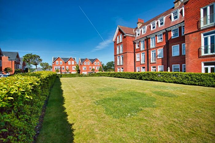 2 Bedroom Flat For Sale In Eversley Park, Folkestone, Kent, CT20