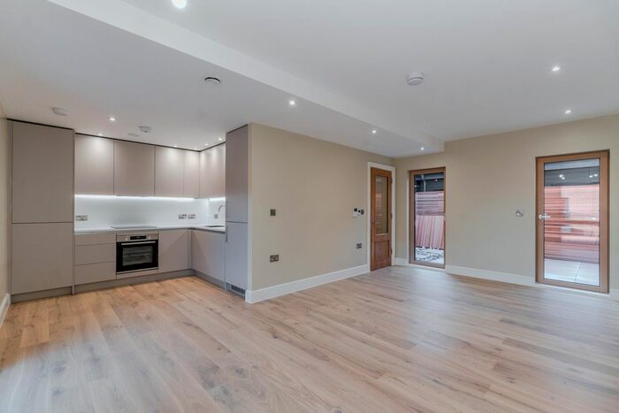 2 Bedroom Flat To Rent In Gardiner Place, Market Place, Henley-On-Thames, Oxfordshire, RG9