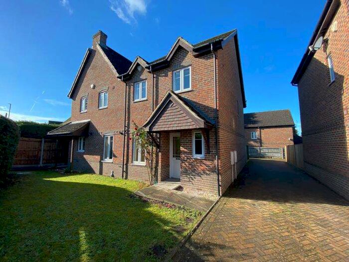 4 Bedroom House To Rent In Knaphill, GU21