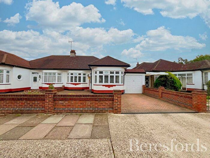3 Bedroom Bungalow For Sale In Glanville Drive, Hornchurch, RM11