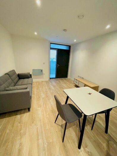 2 Bedroom Flat To Rent In Queen Street, Salford, M3