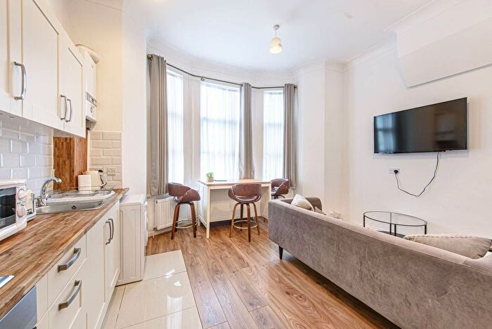 2 Bedroom Flat To Rent In Buckley Road, Brondesbury, London, NW6