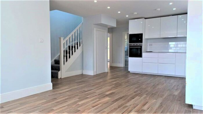 3 Bedroom Detached House To Rent In Ballards Way, Croydon, CR0