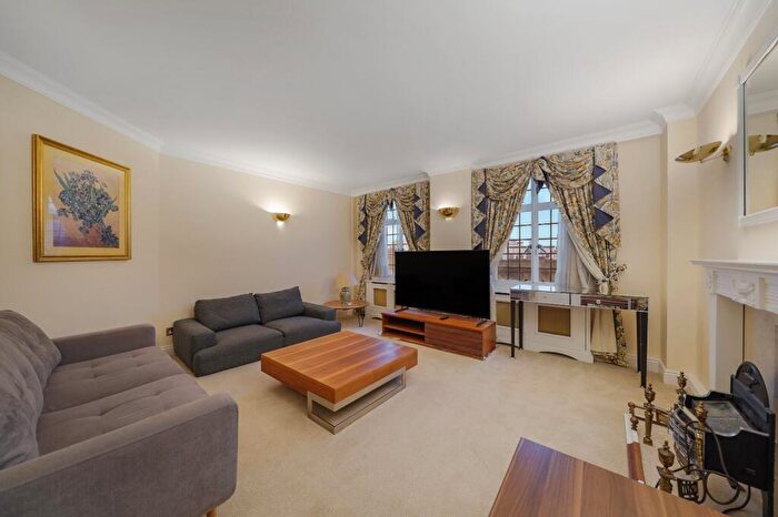 3 Bedroom Flat To Rent In Chiltern Court, Baker Street, NW1