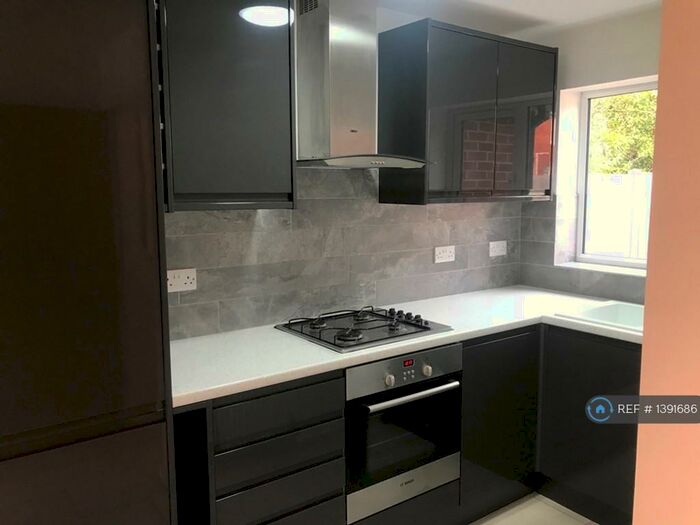 3 Bedroom Semi-Detached House To Rent In Hinckley, Hinckley, LE10