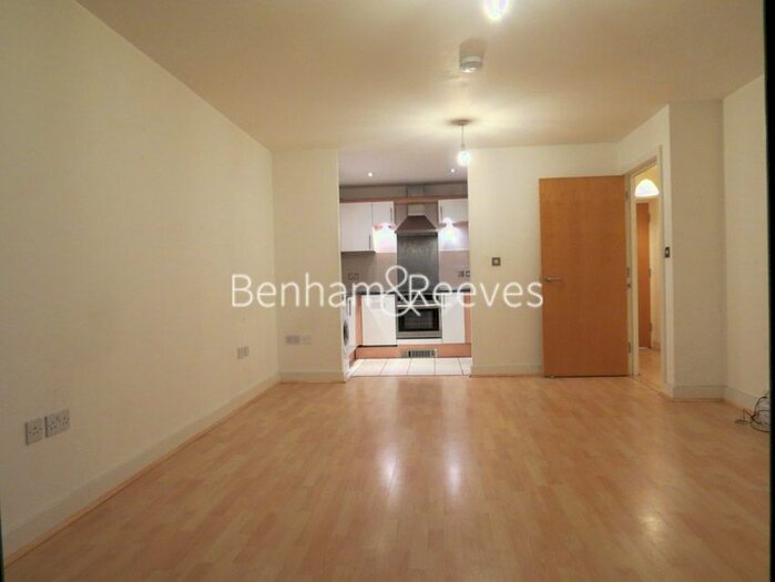 2 Bedroom Flat To Rent In Avante Court, Kingston, KT1