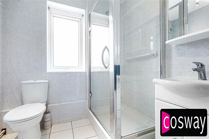 2 Bedroom Flat For Sale In Holders Hill Road, Mill Hill, NW7