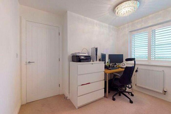 4 Bedroom Semi-Detached House To Rent In Longacres Way, Chichester, PO20