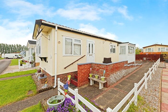 2 Bedroom Mobile/park Home For Sale In Four Horseshoes Park, Seasalter Road, Graveney, Faversham, ME13