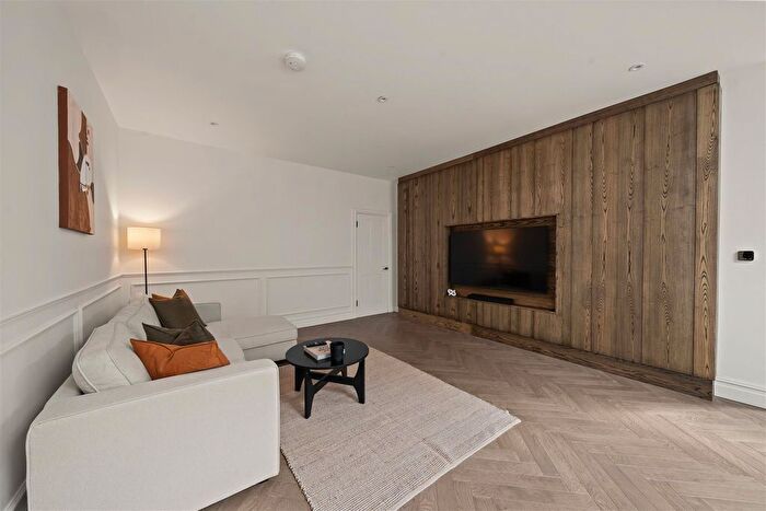 2 Bedroom Maisonette For Sale In Stanley Road, South Sutton, SM2