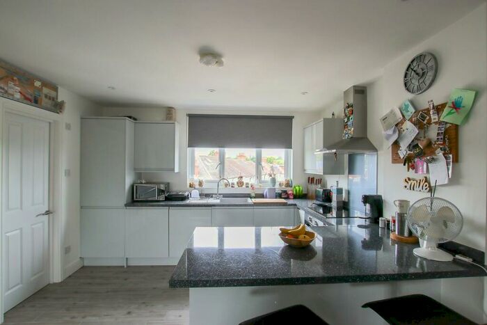 Flat To Rent In Central Avenue, Wallington, SM6