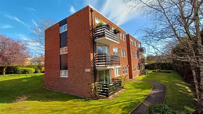 2 Bedroom Flat For Sale In Parkmore Close, Woodford Green, IG8