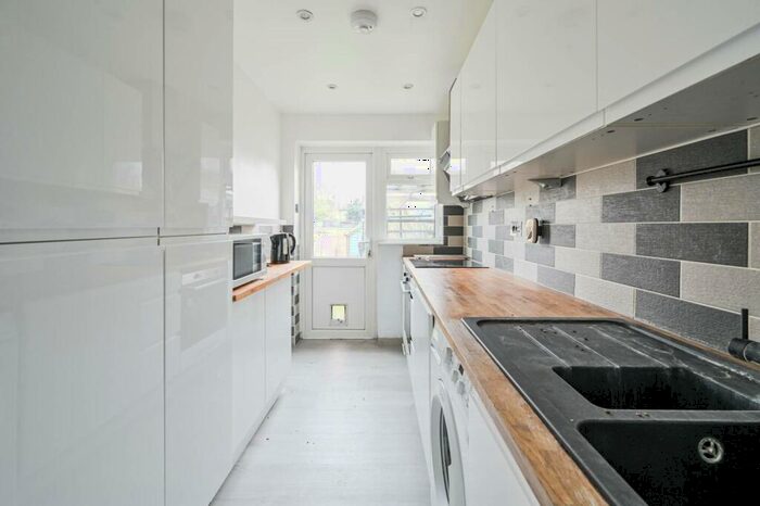 1 Bedroom Bungalow To Rent In Sinclair Road, Chingford, London, E4