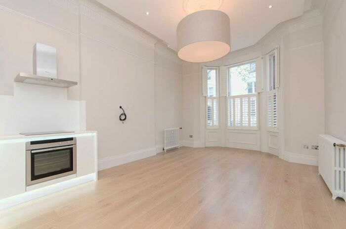 2 Bedroom Flat To Rent In Old Brompton Road, South Kensington, London, SW5