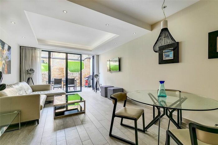 2 Bedroom Flat To Rent In Penywern Road, Earls Court, London, SW5