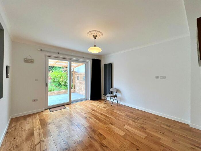 4 Bedroom Property To Rent In Brocket Way, Chigwell, IG7