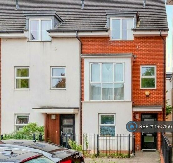 4 Bedroom End Of Terrace House To Rent In Lindisfarne Way, Reading, RG2