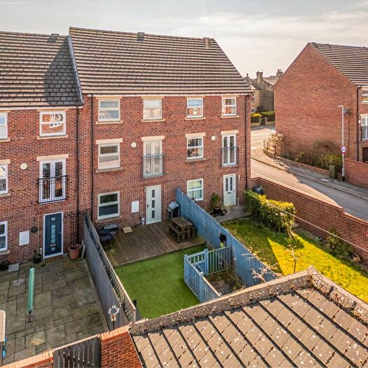 5 Bedroom Town House For Sale In Meadow Croft, Drighlington, BD11
