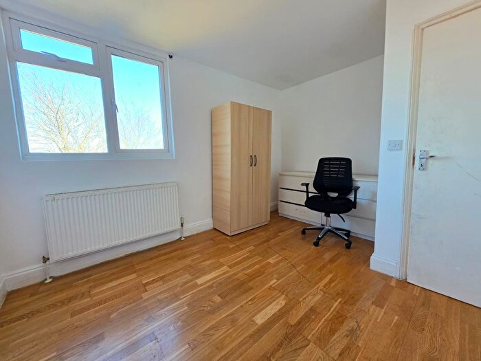 2 Bedroom Flat To Rent In London, SW19