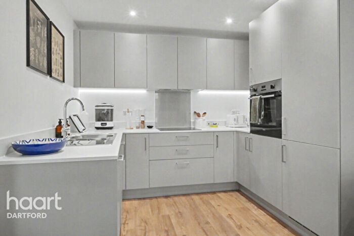2 Bedroom Flat For Sale In Liberty Court, Dartford, DA2